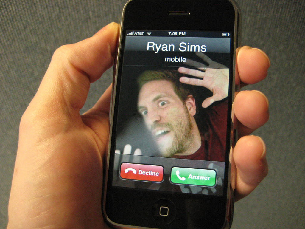 Фото звонящего экрана айфона. Фото звонящего на весь экран. Айфон звонит. Как сделать фото на звонок. Установить фото звонящего.